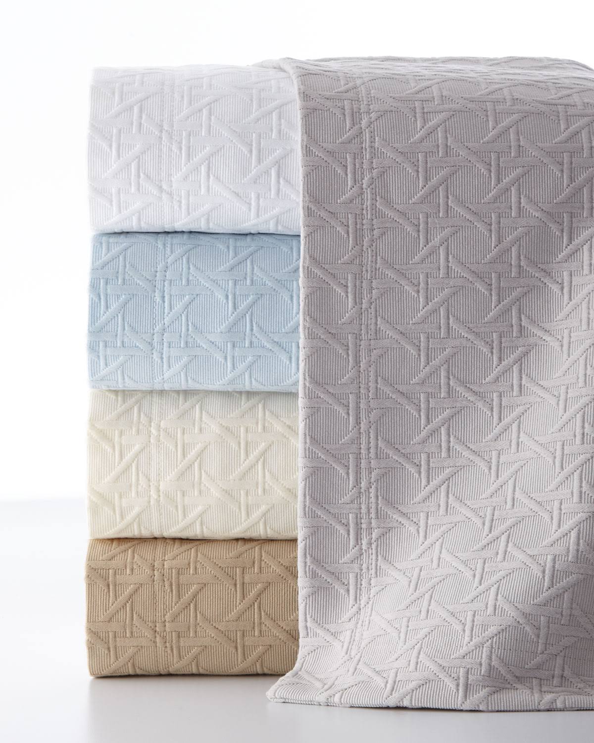 White Full-Queen Matelasse Coverlet P7663