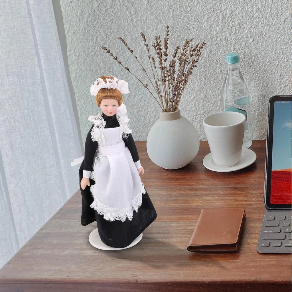 1:12 Scale Porcelain Maid Dollhouse Miniature K8624